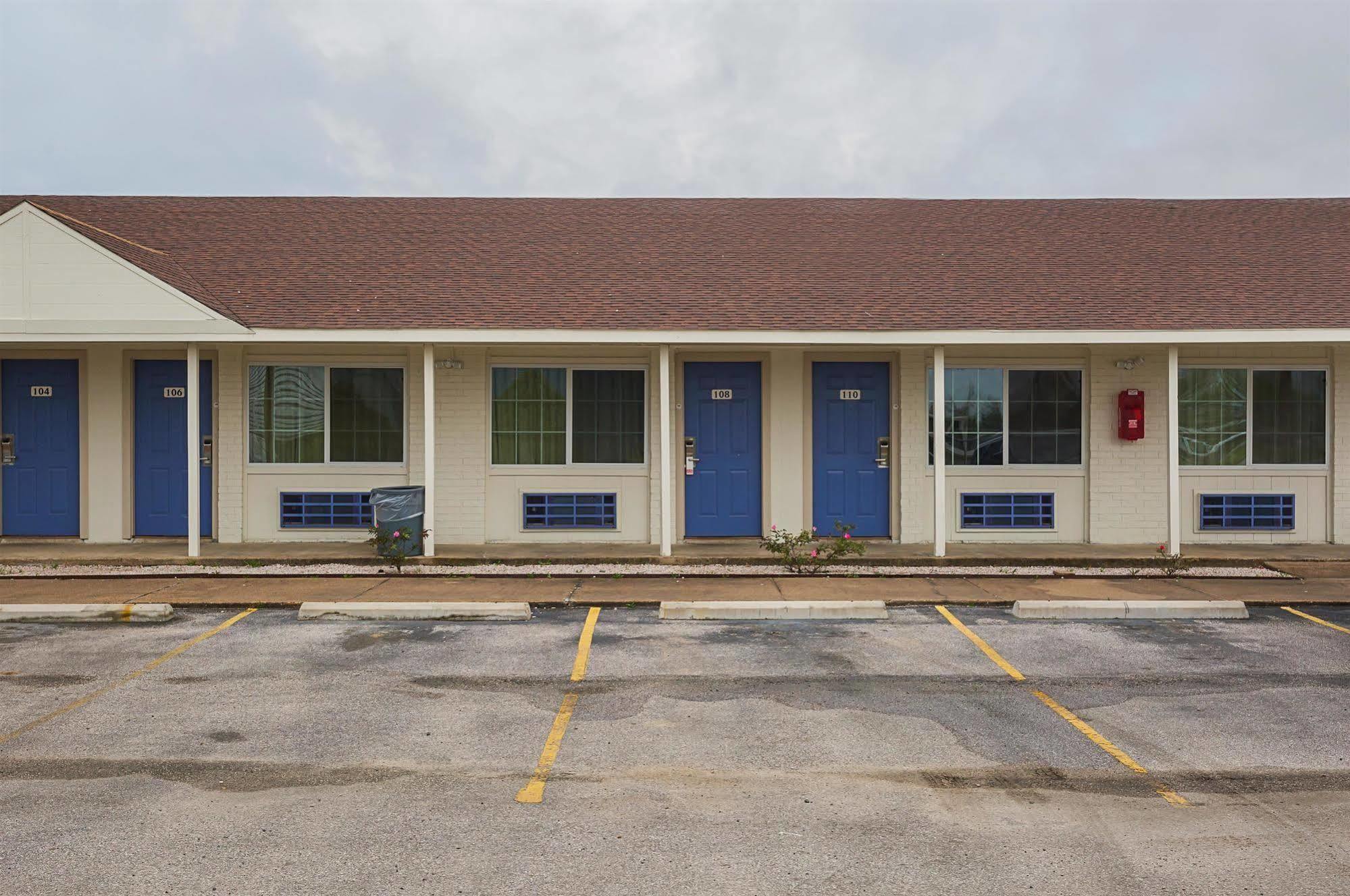麦迪逊维尔6号酒店 Madisonville 外观 照片