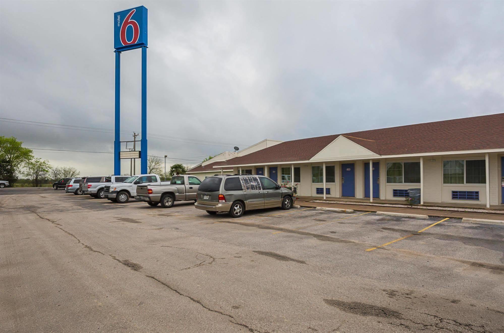 麦迪逊维尔6号酒店 Madisonville 外观 照片