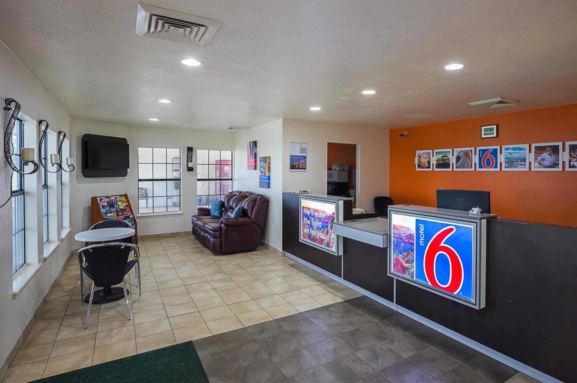 麦迪逊维尔6号酒店 Madisonville 外观 照片